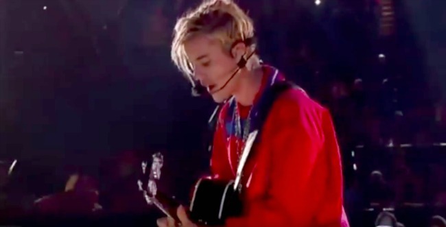 Justin Beiber sings on stage with a guitar without autotune music