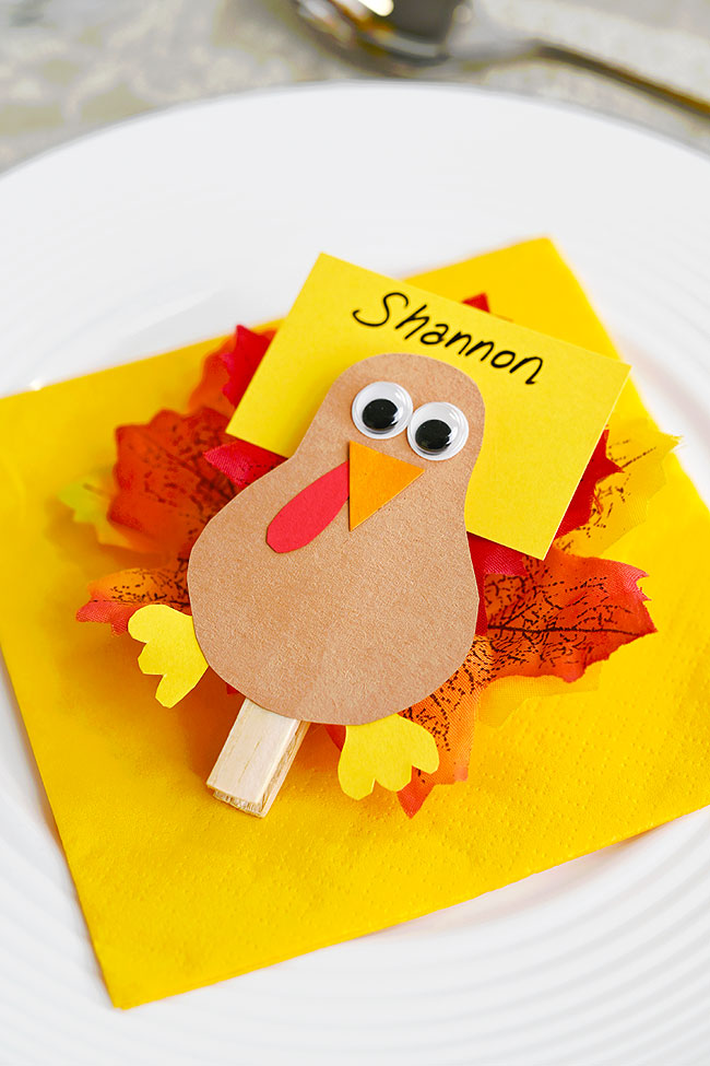 DIY Thanksgiving place card sitting on a plate