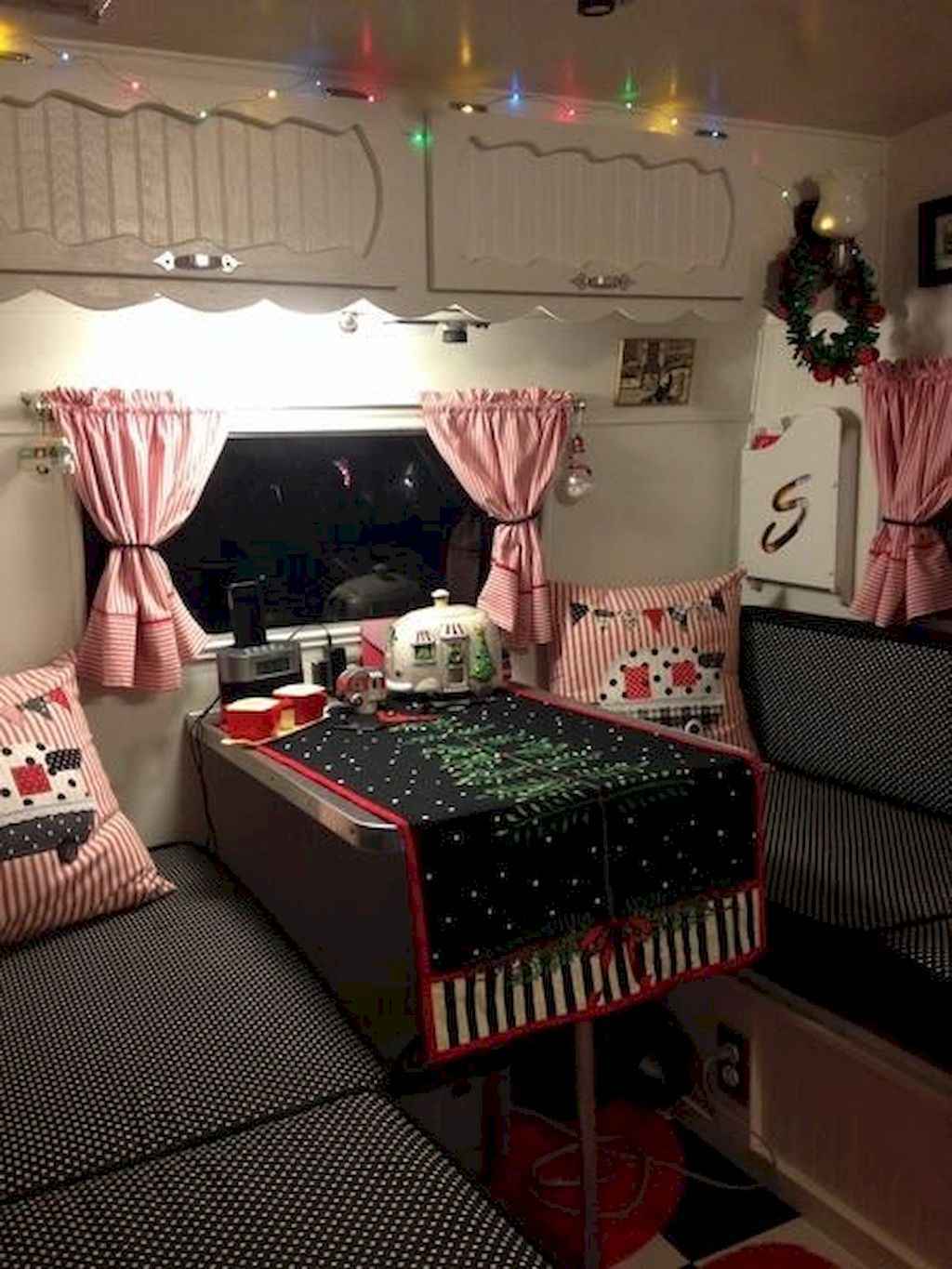 20-Awesome-RV-Campers-Christmas-Decorati