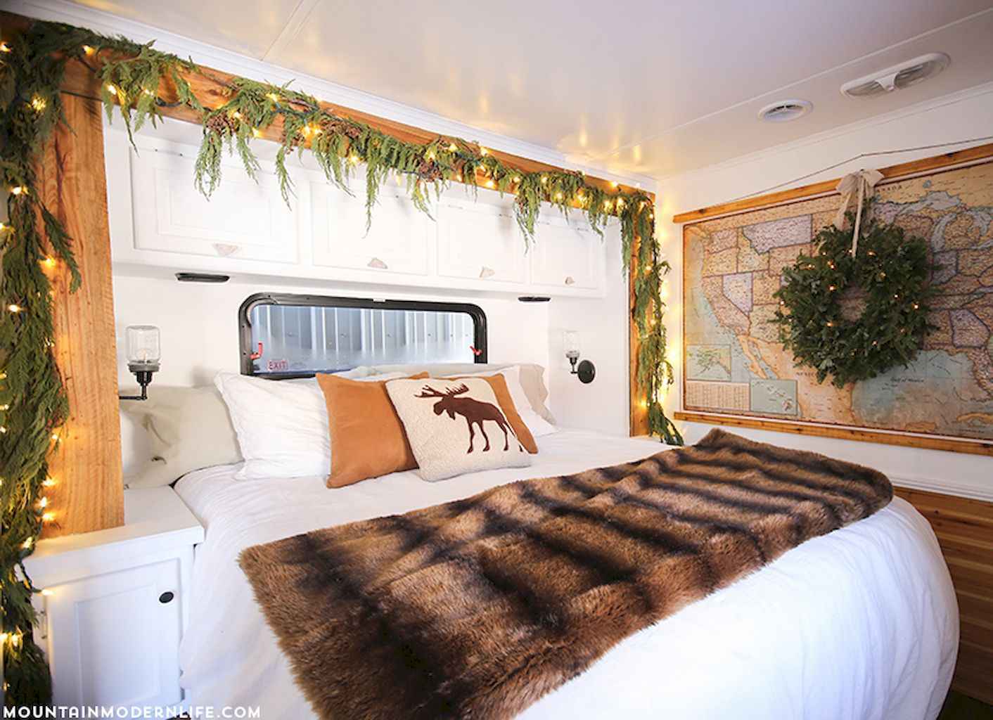 20-Awesome-RV-Campers-Christmas-Decorati